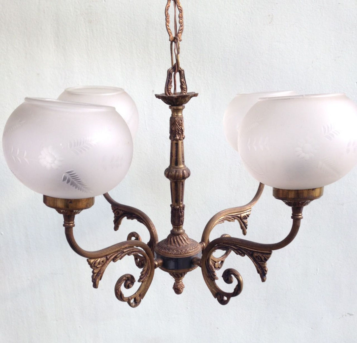 Antiga luminária de teto em bronze dourado, ricamente c